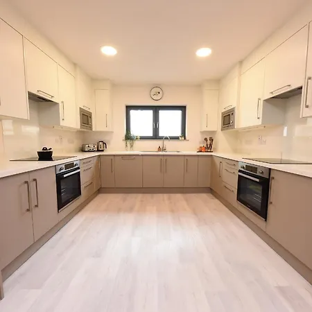 Yugo Explore - Melbourn Point Apartment *