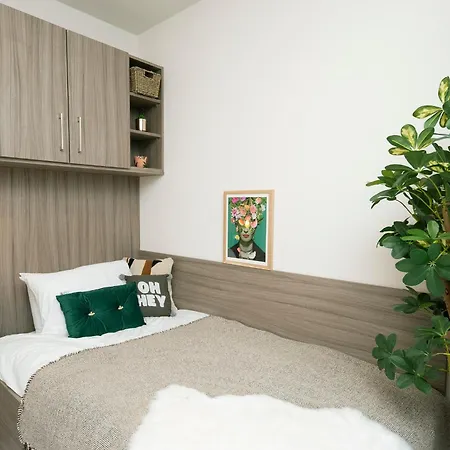 Yugo Explore - Melbourn Point *