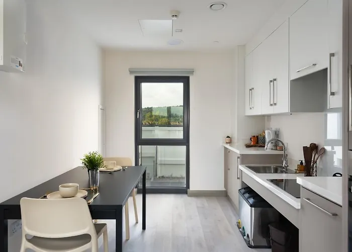 Yugo Explore - Melbourn Point Корк